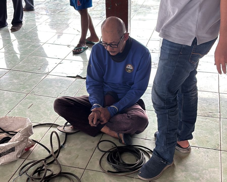 Warga mengamankan pelaku pencurian kabel sibel di area persawahan Desa Tawun, Kecamatan Kasreman, setelah sempat melakukan perlawanan. FOTO: ISTIMEWA