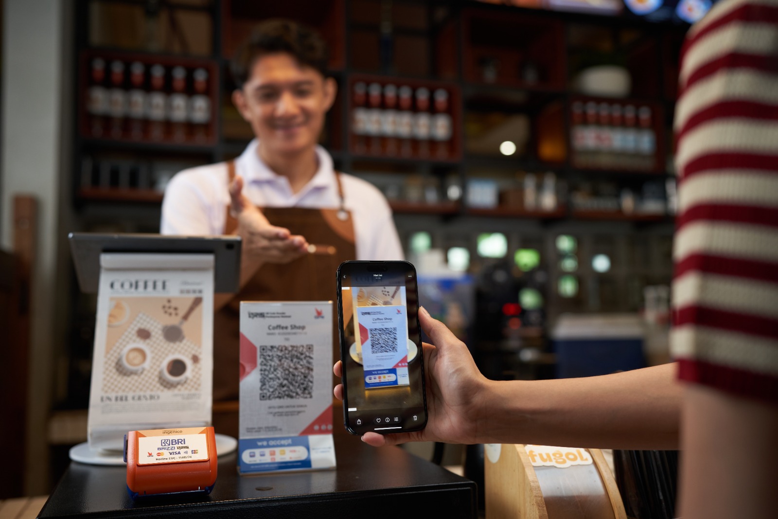 Nasabah memanfaatkan layanan digital dan Agen BRILink untuk bertransaksi selama libur Natal dan Tahun Baru 2026. Foto: ISTIMEWA