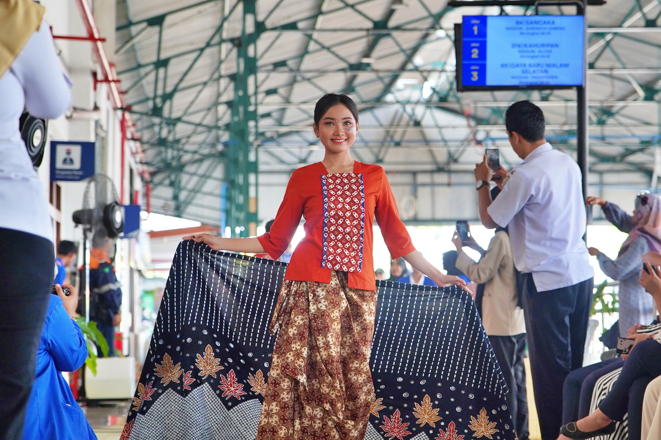KAI Daop 7 Madiun menggelar fashion batik karya pengrajin lokal dan bazar UMKM dalam rangka peringatan Hari Ibu dan Angkutan Nataru 2025/2026 di Stasiun Madiun, Rabu (24/12).
