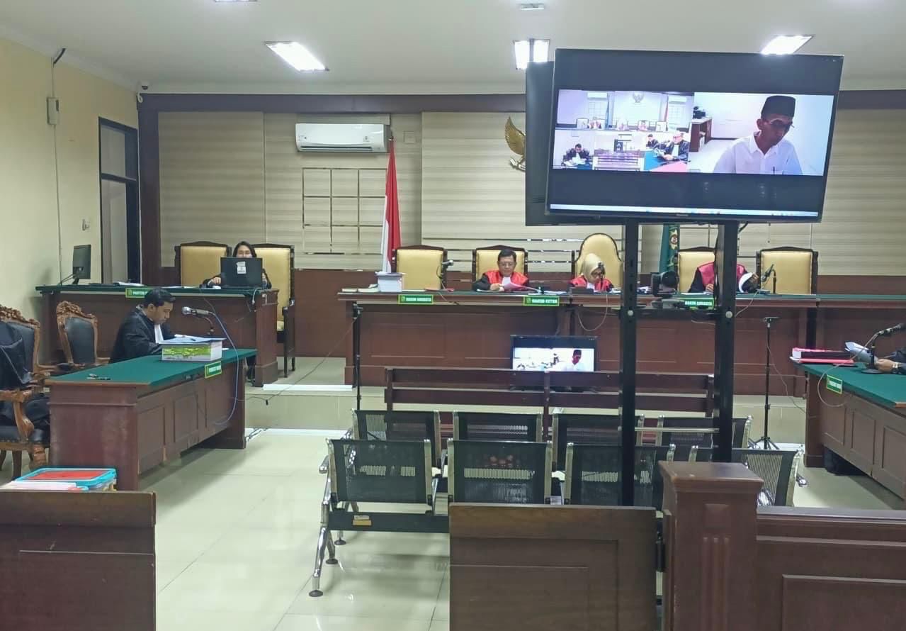 Majelis hakim Pengadilan Tipikor Surabaya menjatuhkan vonis 12 tahun penjara terhadap terdakwa Syamhudi Arifin dalam perkara korupsi dana BOS SMK PGRI 2 Ponorogo. FOTO: ISTIMEWA