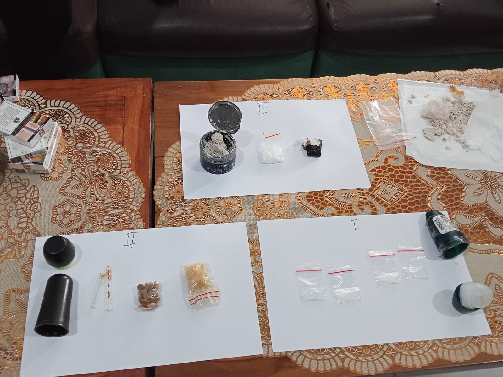 Petugas memeriksa temuan kemasan deodoran berisi serbuk kristal yang diduga narkotika di Lapas Kelas IIB Ngawi. FOTO: ISTIMEWA