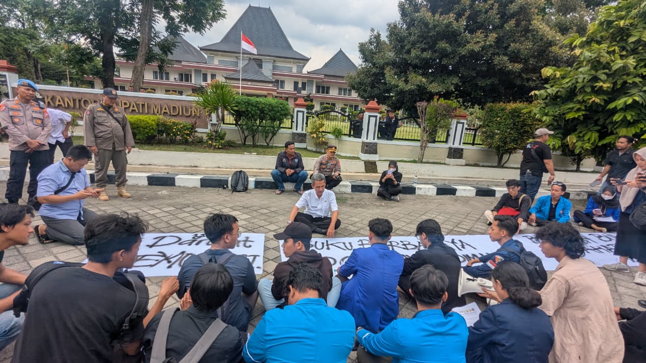 Aliansi BEM Madiun menggelar aksi demonstrasi di depan puspem Mejayan, menuntut klarifikasi atas pembubaran bedah buku Reset Indonesia, Rabu (24/12). DIAN RAHAYU/RADAR MADIUN