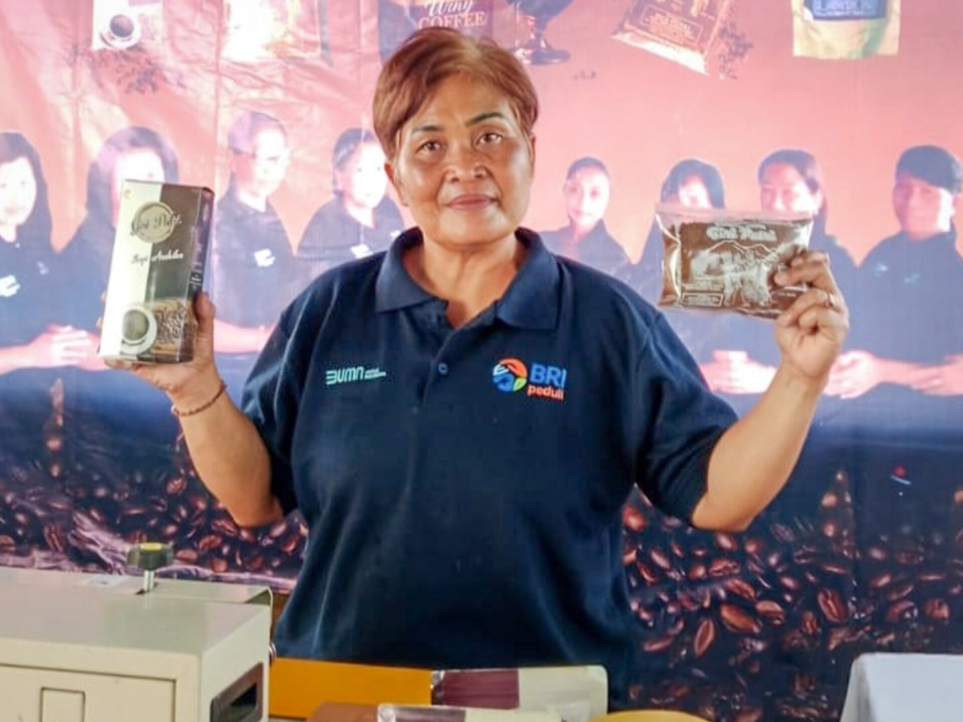 Anggota Kelompok Wanita Tani Sari Amerta Giri Desa Wanagiri, Buleleng, Bali, mengolah produk kopi sebagai usaha berbasis potensi lokal dengan pendampingan Program AURA BRI Peduli. (ISTIMEWA)