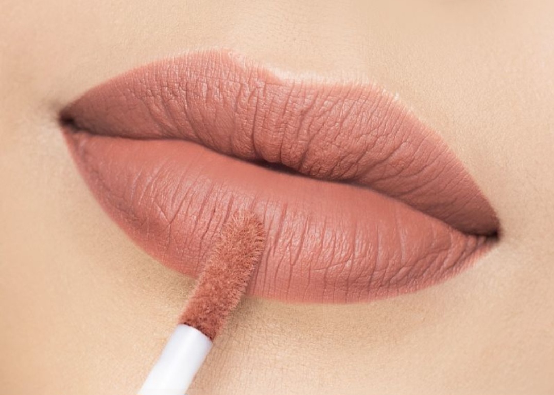 Ilustrasi lipstik matte Wardah cocok untuk perayaan Natal.