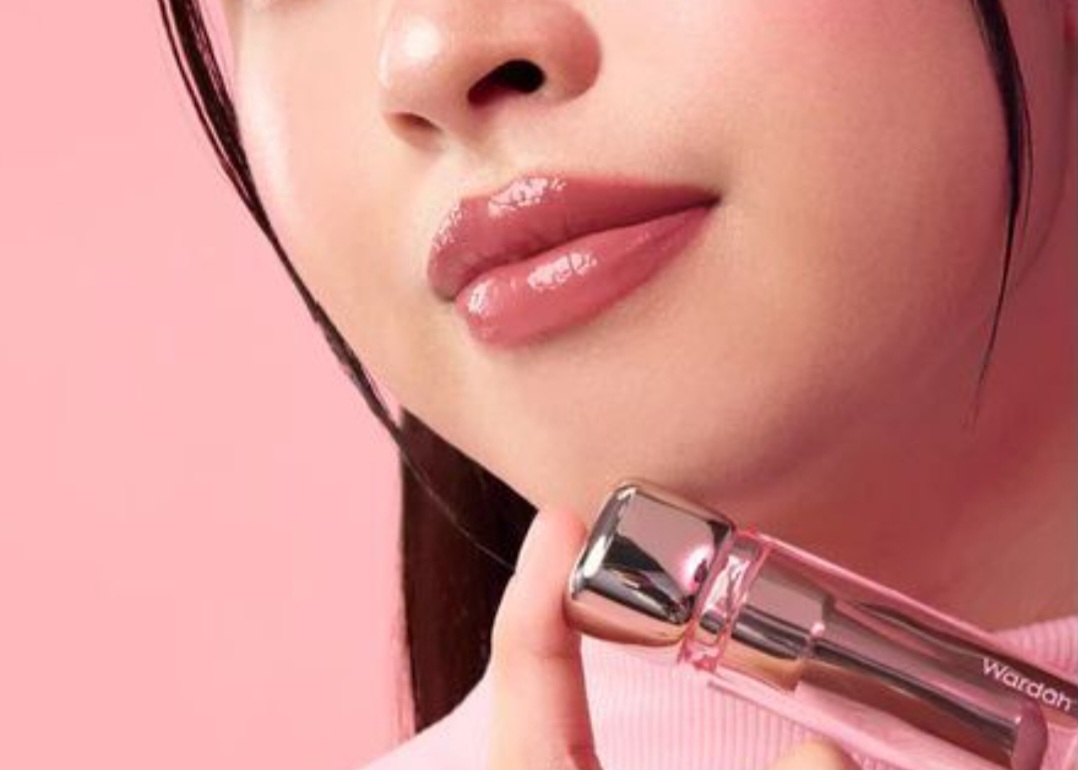Ilustrasi lip gloss Wardah untuk bibir tipis.