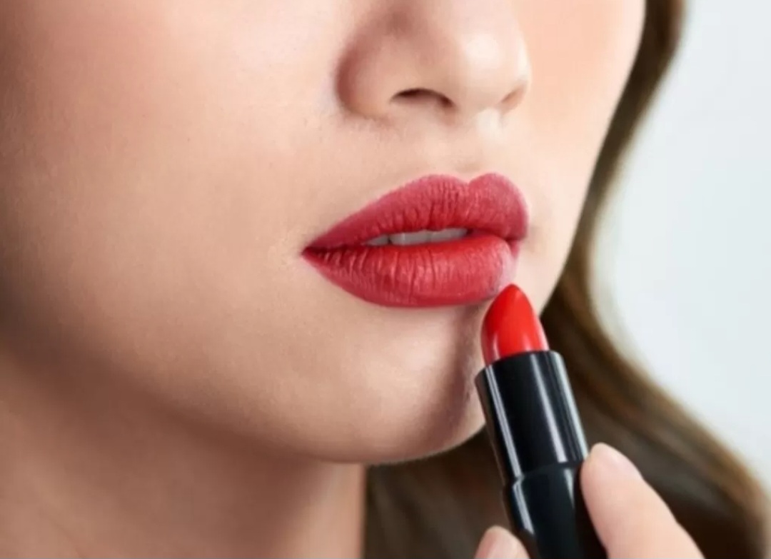 Ilustrasi bibir tipis dengan lipstik Wardah warna merah.