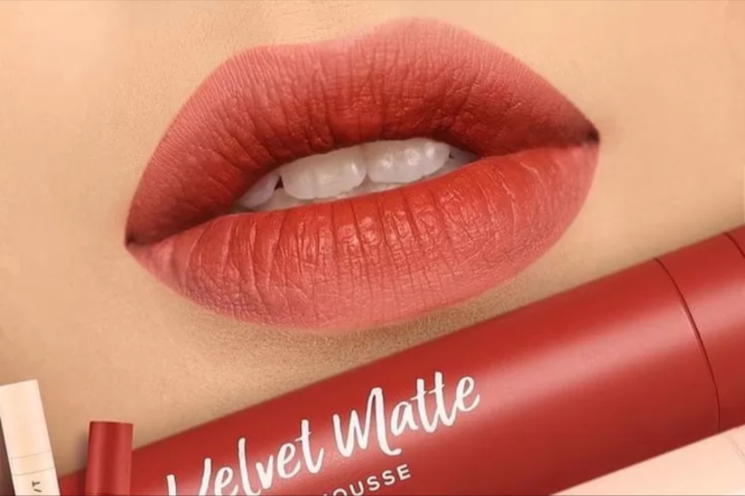 Ilustrasi lipstik matte Wardah waterproof.