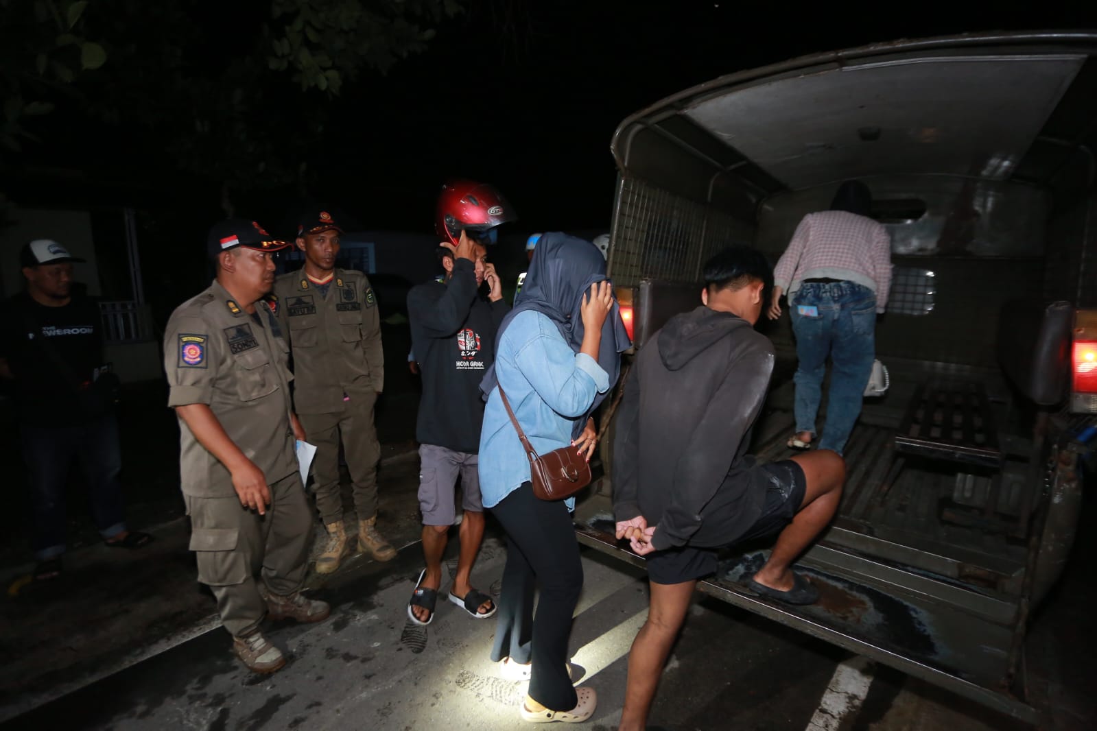 Tiga pasangan muda-mudi diamankan aparat gabungan dari sebuah rumah kos di Jalan Mondroguno, Kelurahan Sogaten, Selasa (23/12) malam. BAGAS BIMANTARA/RADAR MADIUN