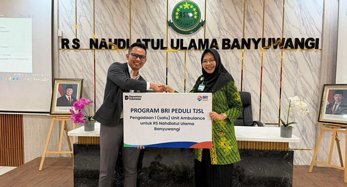 BRI Banyuwangi menyerahkan satu unit ambulans CSR kepada RSNU Banyuwangi di Desa Mangir, Rogojampi, Senin (22/12), untuk memperkuat layanan kesehatan darurat.