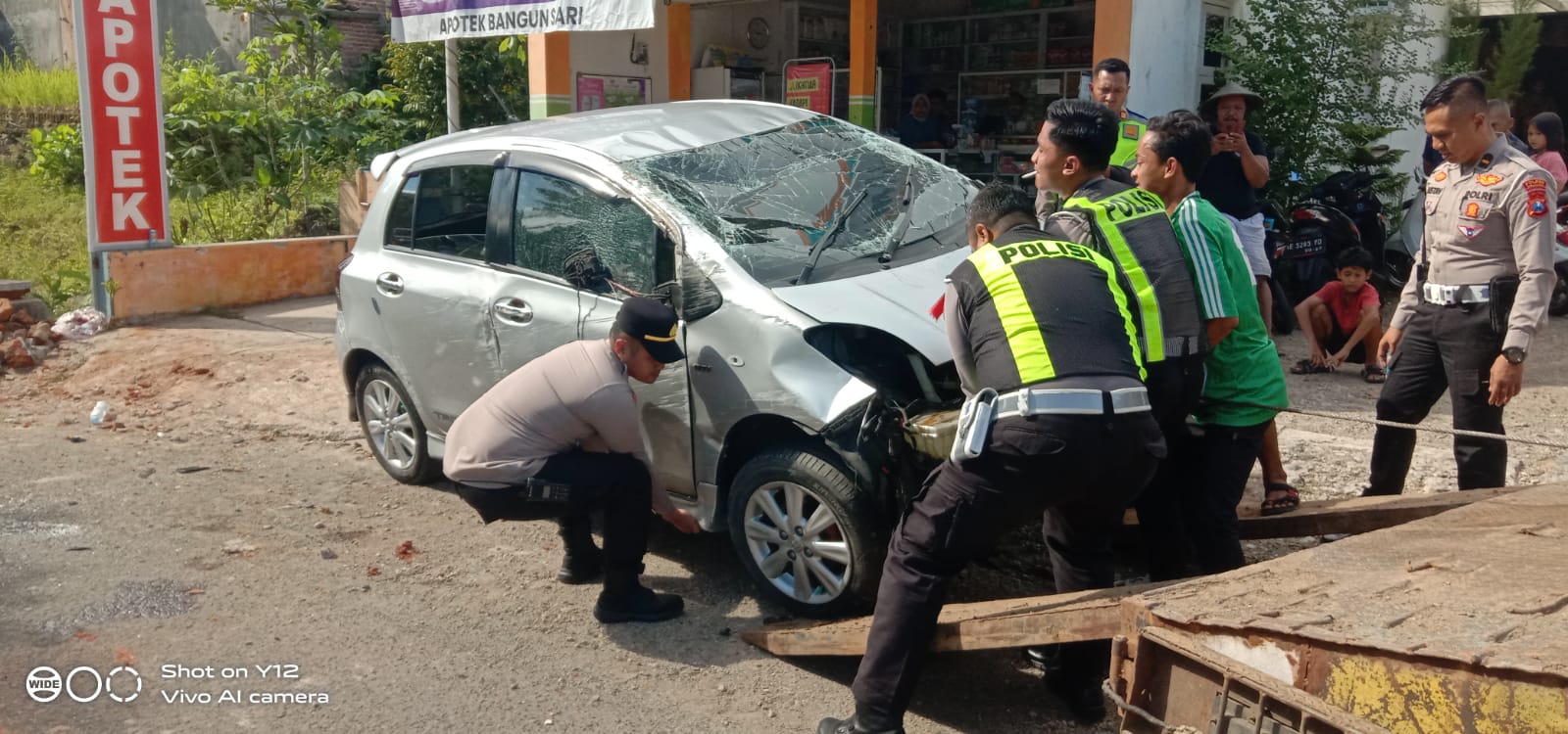 Mobil Toyota Yaris terguling di Jalan Yos Sudarso, Desa Bangunsari, Pacitan, Rabu (23/12) siang, diduga akibat pengemudi mengalami microsleep. FOTO: ISTIMEWA
