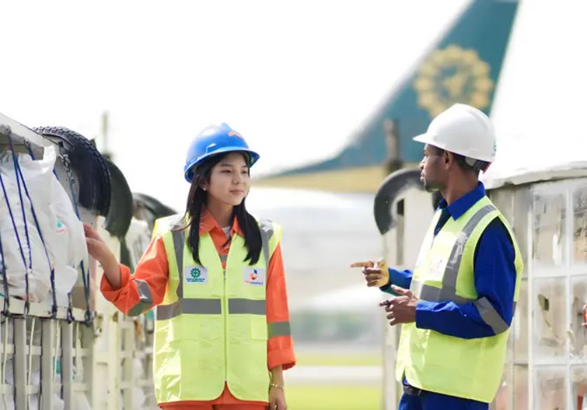 Ilustrasi pekerja sektor logistik dengan gaji mengacu UMK atau UMP.