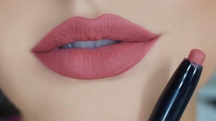 Ilustrasi lipstik matte Wardah bibir kering.