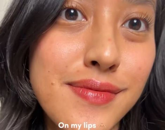 Ilustrasi lipstik Wardah untuk remaja kulit sawo matang.