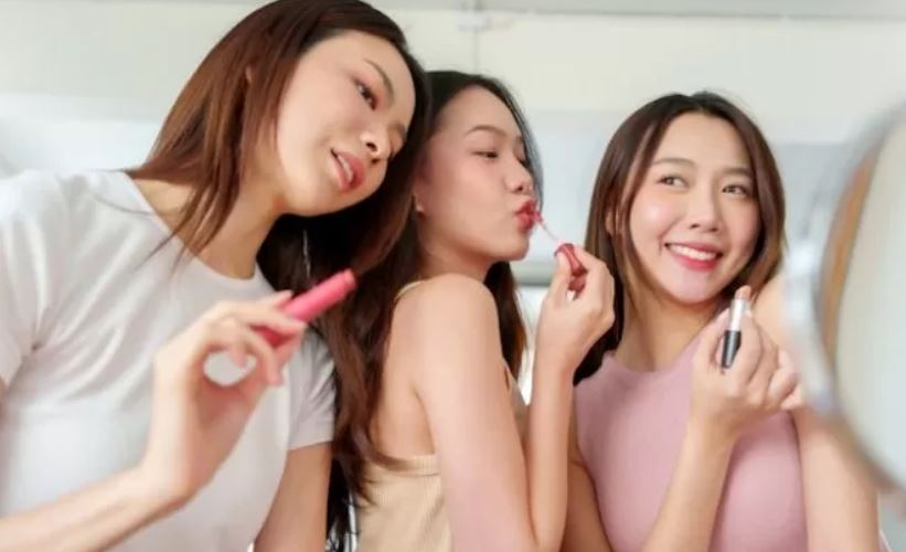 Ilustrasi lipstik glossy Wardah untuk remaja.