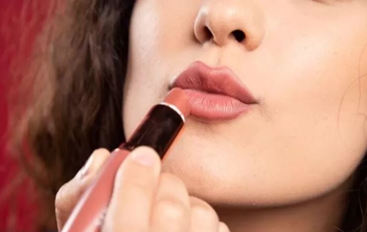 Ilustrasi lipstik Wardah untuk wanita usia 30-an tahun dengan bibir hitam.