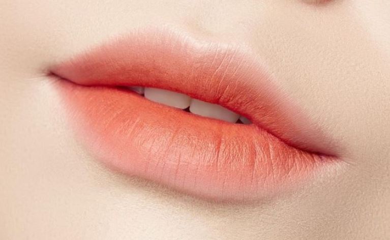 Ilustrasi ombre bibir tipis dengan lipstik Wardah.