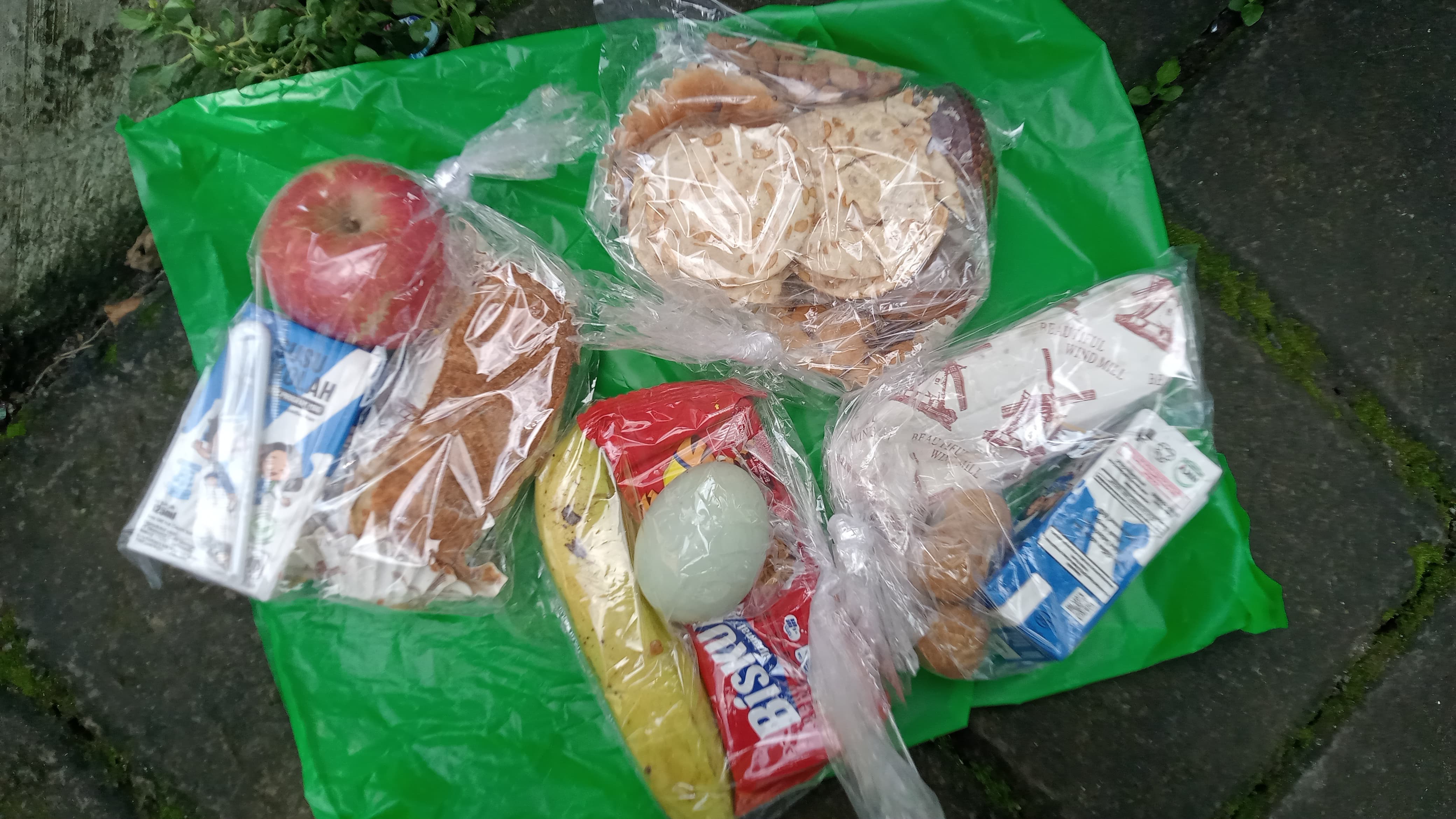 Sejumlah siswa SMPN 2 Ngawi datang ke sekolah meski libur, untuk mengambil jatah Makan Bergizi Gratis (MBG), kemarin (24/12). (JAWA POS RADAR NGAWI)