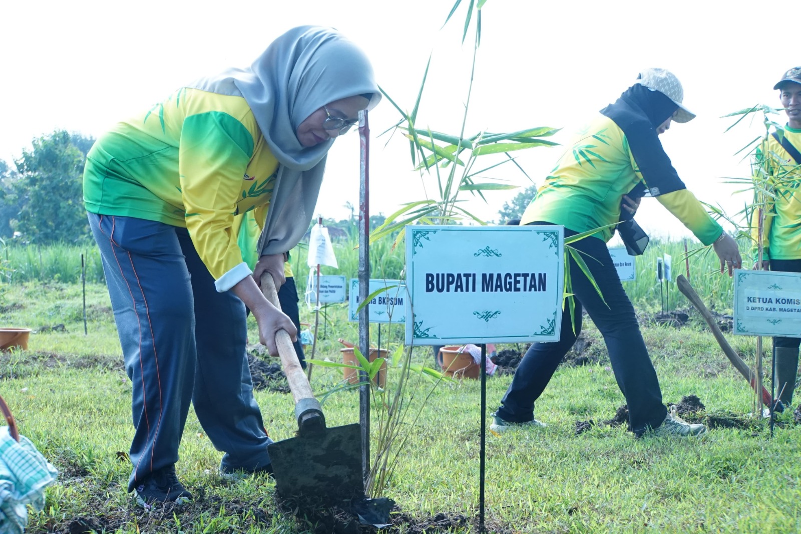 Ribuan ASN bersama jajaran DLHP Magetan menanam sekitar 2.000 bibit bambu di kawasan Eco Bamboo Park (EBP), Rabu (24/12). (AJI PUTRA/RADAR MAGETAN)
