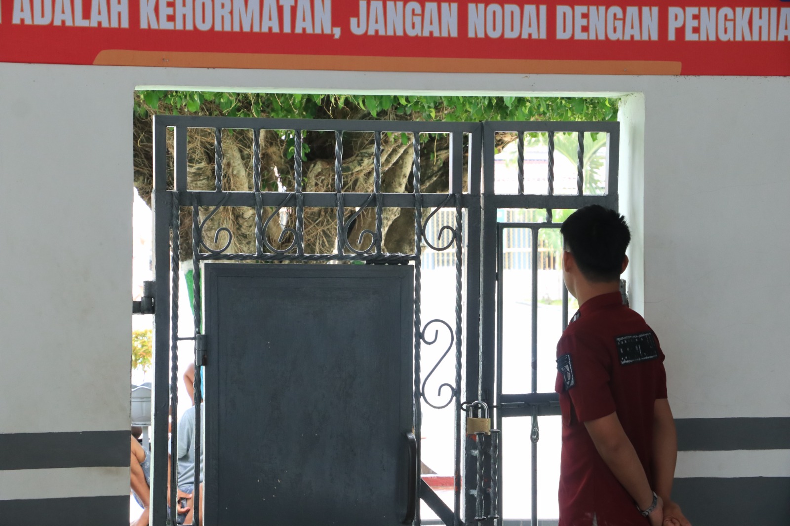 Rutan Kelas IIB Ponorogo memberikan remisi hari raya keagamaan Natal 2025 kepada dua narapidana. (SUGENG DWI N./JAWA POS RADAR PONOROGO)