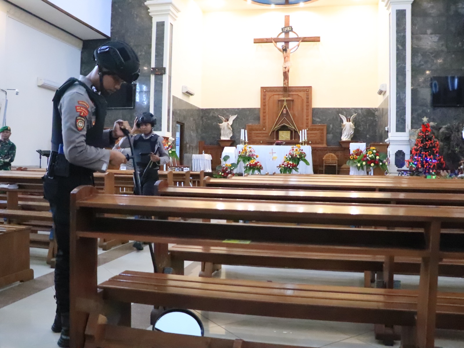 Samapta Polres Ponorogo melakukan penyisiran potensi benda berbahaya di area Gereja Santa Maria menjelang perayaan Natal. (SUGENG DWI N./JAWA POS RADAR PONOROGO)