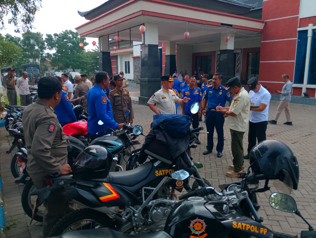 Kasatpol PP dan Damkar Kabupaten Madiun Imam Nurwedi memeriksa kendaraan dinas dan perlengkapan kerja saat apel gelar aset di halaman kantor, Rabu (24/12). FOTO: LODITYA FERNANDES/RADAR MADIUN