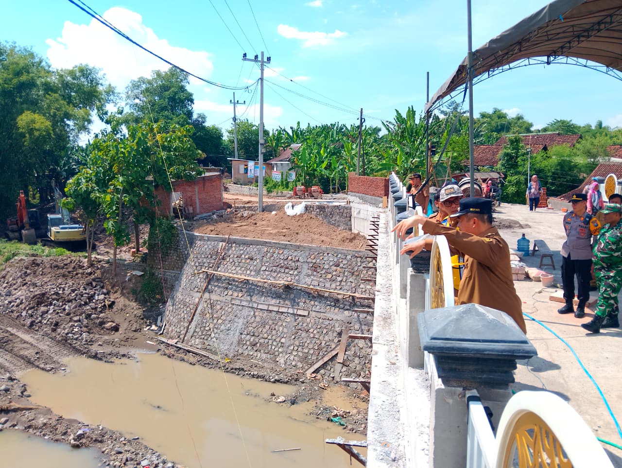 Pengerjaan Jembatan Klumutan di Desa Klumutan, Kecamatan Saradan, masih dikebut setelah progres proyek tercatat belum mencapai target kontrak. (LODITYA FERNANDEZ/RADAR CARUBAN)