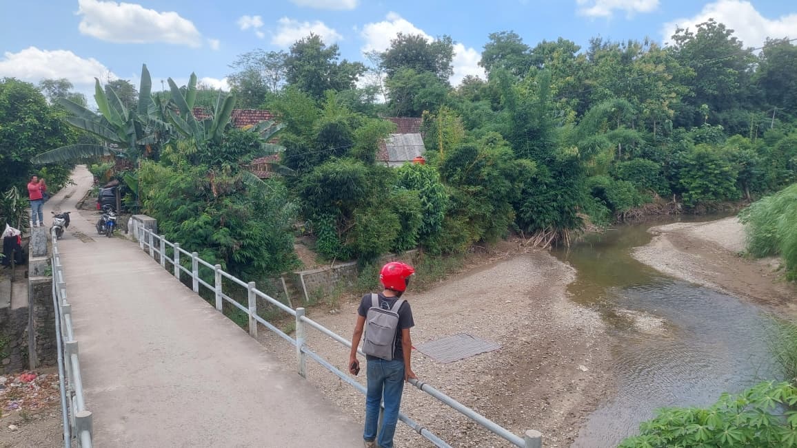 Sungai di Dusun Kebonduren, Desa Kenongorejo, Kecamatan Pilangkenceng, yang kerap meluap dan menyebabkan puluhan kepala keluarga direncanakan direlokasi mulai 2026. (DIAN RAHAYU/RADAR MADIUN)