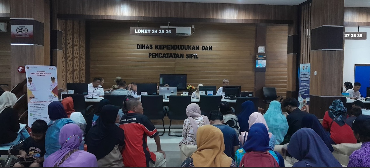Suasana layanan administrasi kependudukan di Mal Pelayanan Publik (MPP) Ngawi dipadati pengunjung, mayoritas pelajar yang memanfaatkan libur sekolah untuk mengurus KTP elektronik, kemarin (24/12).