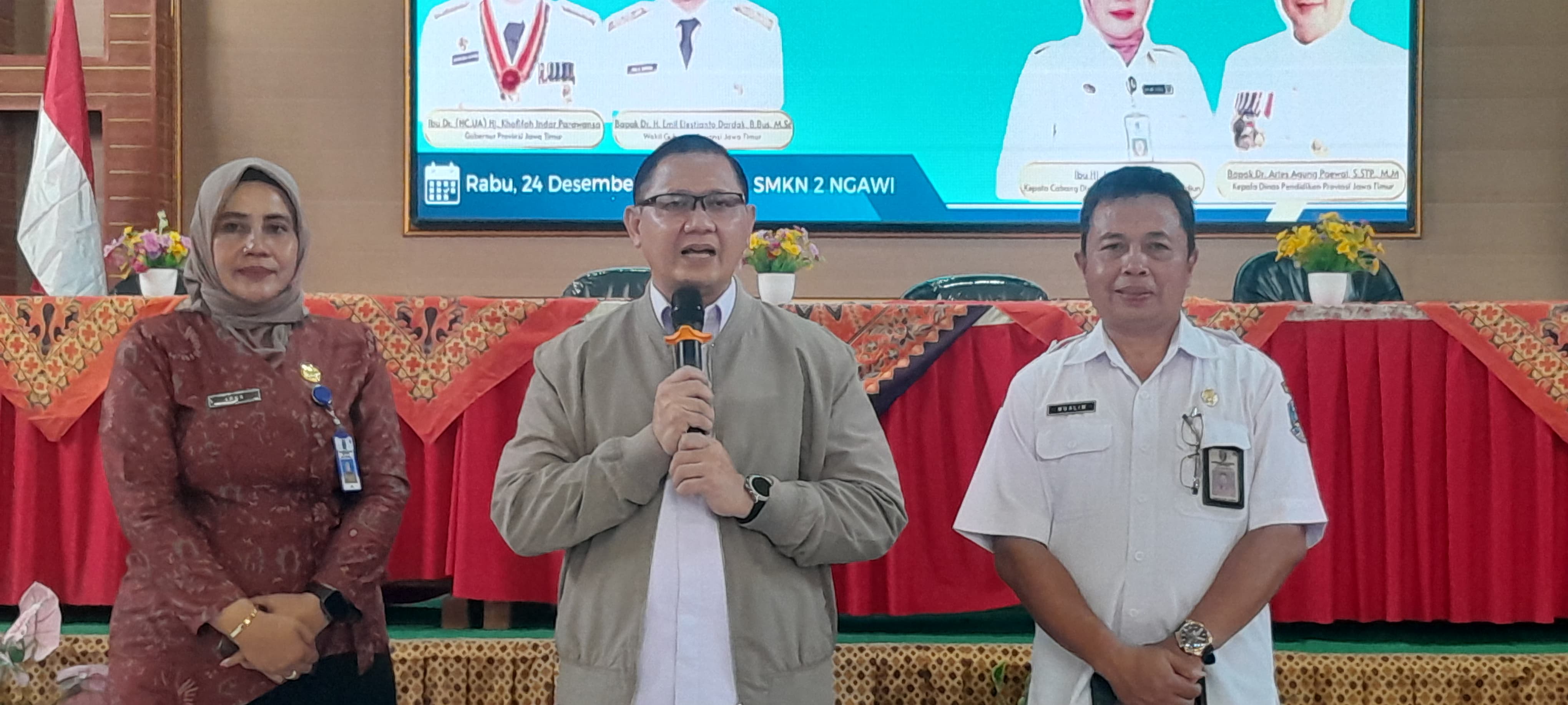 Pemprov Jawa Timur menyalurkan bantuan biaya pendidikan bagi siswa pra sejahtera SMA, SMK, dan SLB di SMKN 2 Ngawi, kemarin (24/12). (ASEP SYAEFUL BACHRI/JAWA POS RADAR NGAWI)