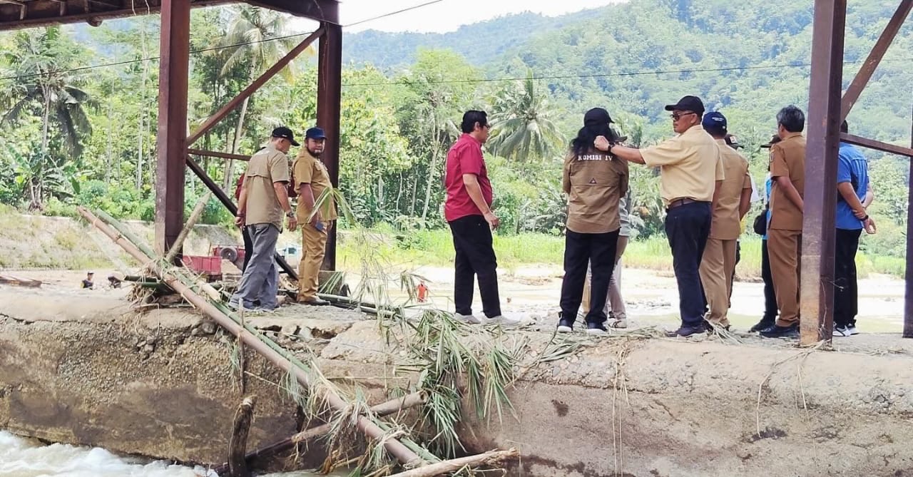Sejumlah pejabat Pemkab Pacitan dan anggota DPRD meninjau kondisi Dam Ngancar di Desa Bogoharjo, Ngadirojo, yang mengalami kerusakan fondasi dan ditangani sementara dengan jumbo bag.