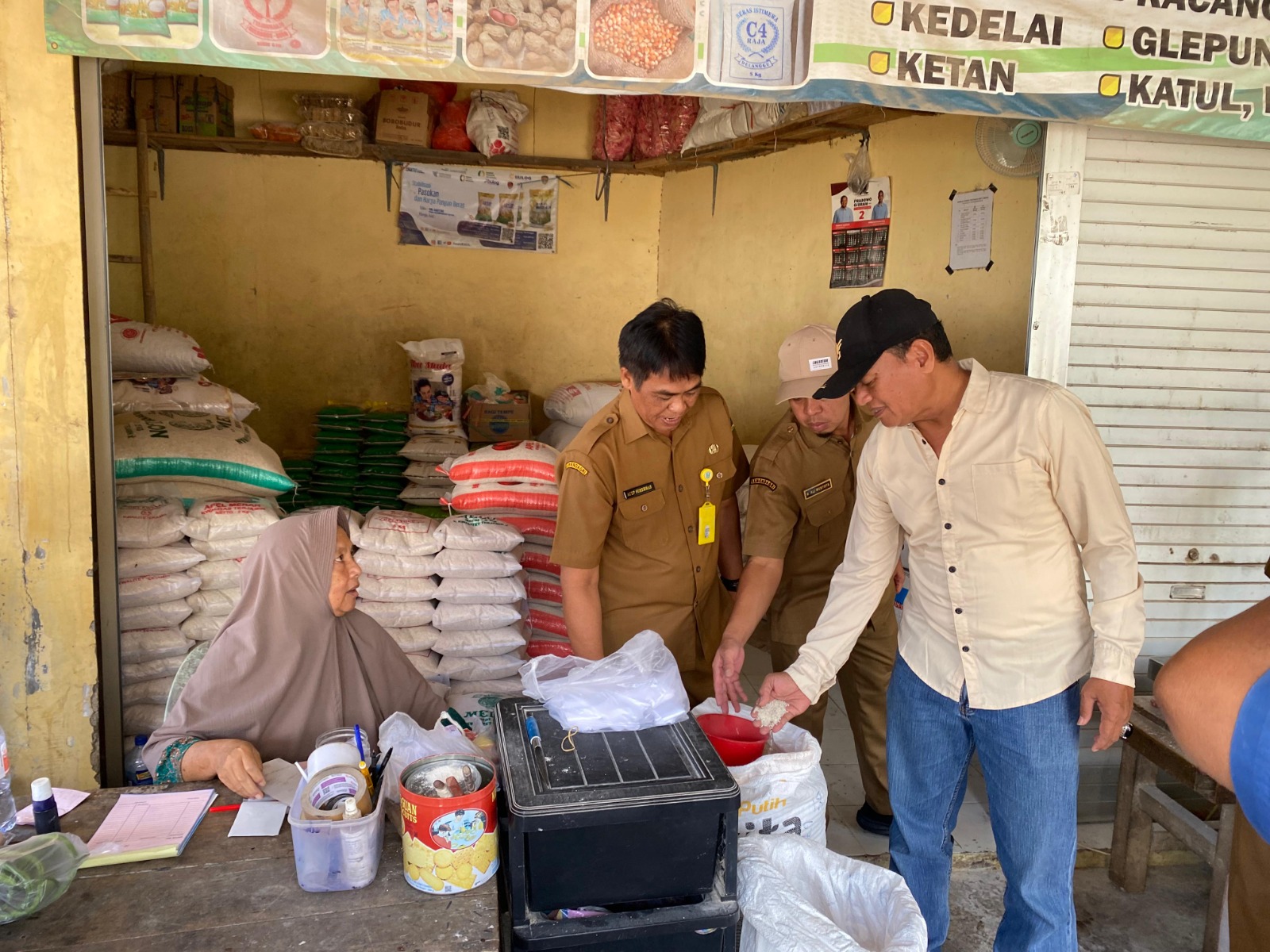 Petugas Satgas Pangan Pacitan memantau harga dan ketersediaan bahan pokok dan penting (bapokting) di pasar dan ritel modern jelang Natal dan Tahun Baru. (SETDAKAB UNTUK RADAR PACITAN)