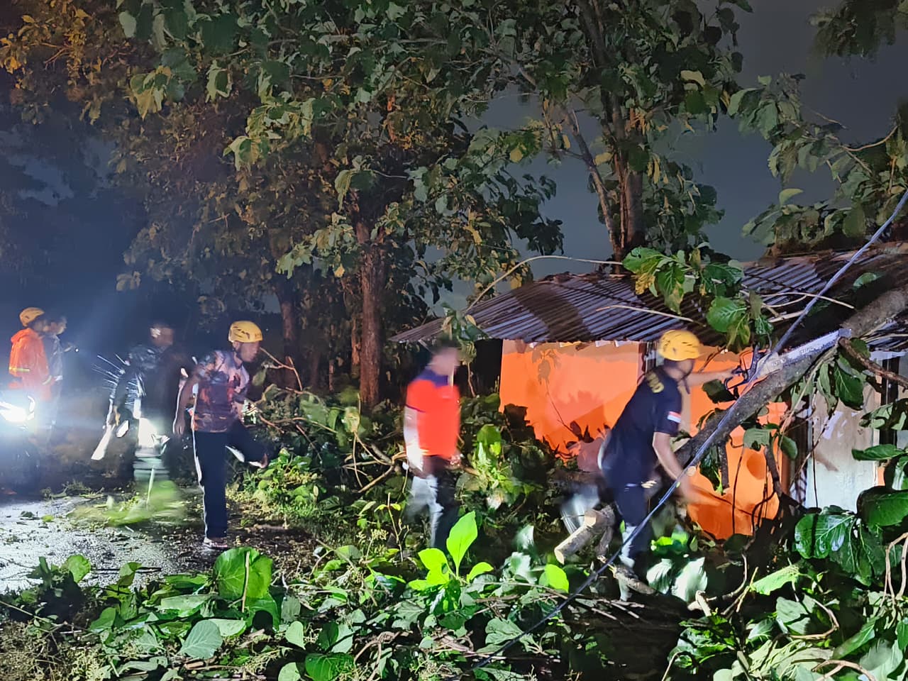 Hujan deras disertai angin kencang menyebabkan pohon tumbang dan merusak rumah warga di sejumlah wilayah Kabupaten Magetan, Rabu (24/12). FOTO: BPBD Magetan