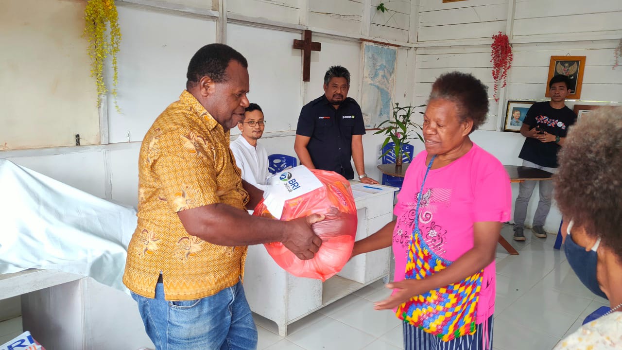 BRI PEDULI: Karyawan BRI menyalurkan paket sembako kepada masyarakat dalam program CSR BRI Peduli untuk menyemarakkan Natal 2025.