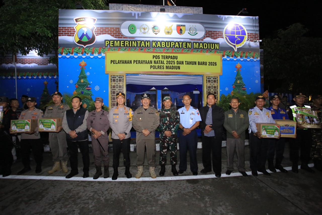 AMAN: Bupati Hari Wuryanto dan Wabup dr Purnomo Hadi, dan para forkopimda, bersama petugas jaga Pospam Nataru 2025.