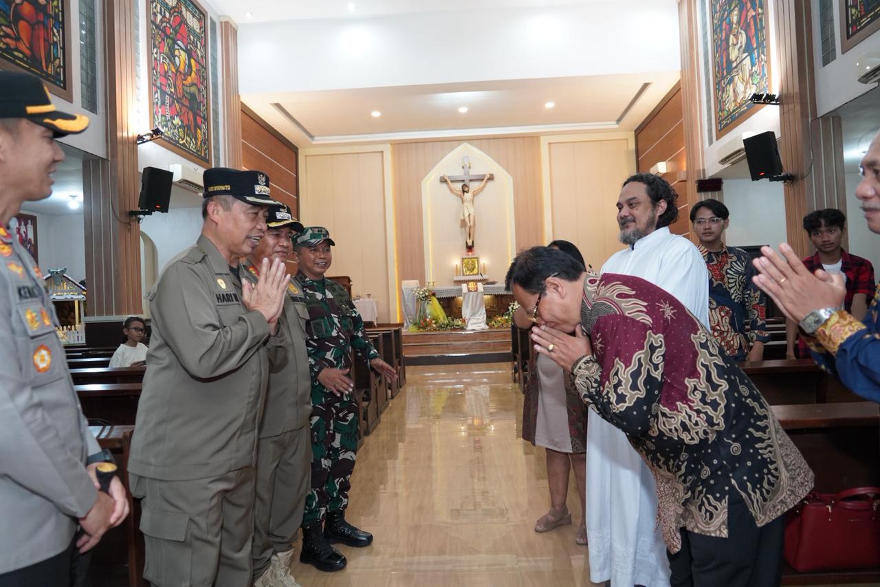 KONDUSIF: Bupati bersama jajaran forkopimda berbincang dengan romo dan panitia pelaksanaan Misa Natal di Gereja Santa Maria Katolik Mejayan.