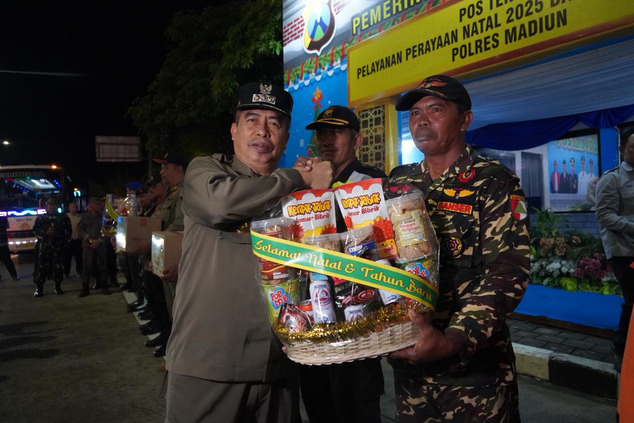 PEDULI: Bupati dan rombongan forkopimda membagikan paket makanan dan buah-buahan untuk petugas pos Nataru 2025.