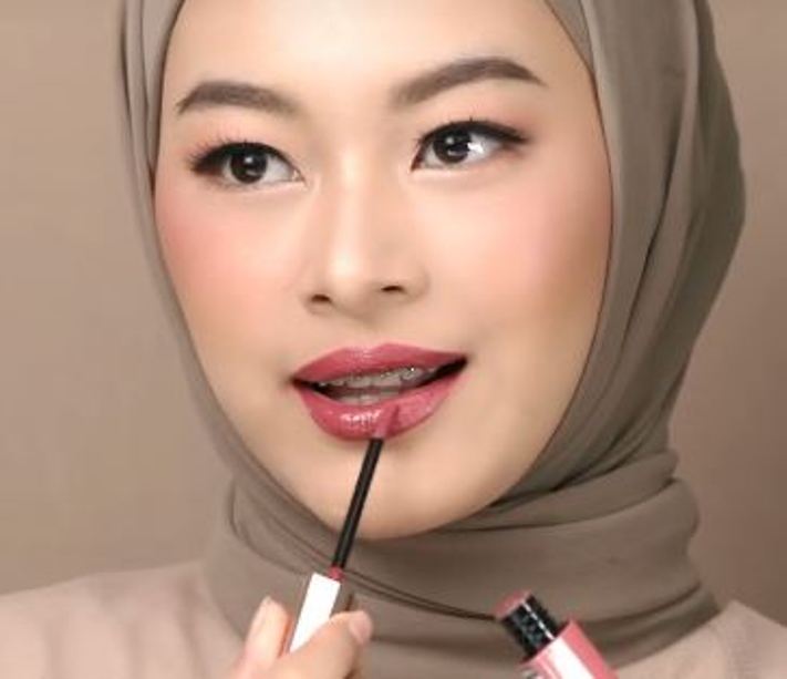 Ilustrasi lipstik glossy Wardah dipakai ibu-ibu pekerja.