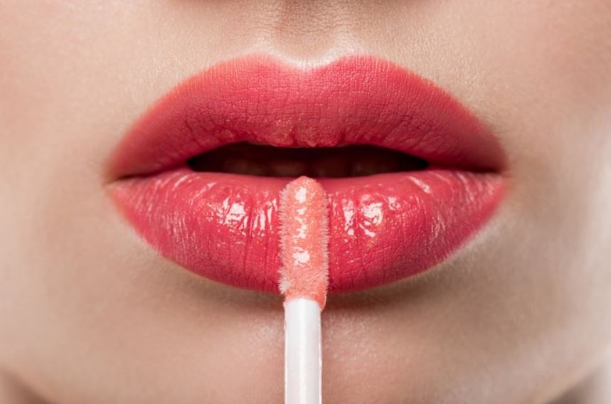 Ilustrasi lipstik glossy untuk usia 30-an tahun.