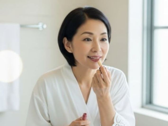 Ilustrasi wanita usia 50-an tahun pakai lipstik glossy Wardah.