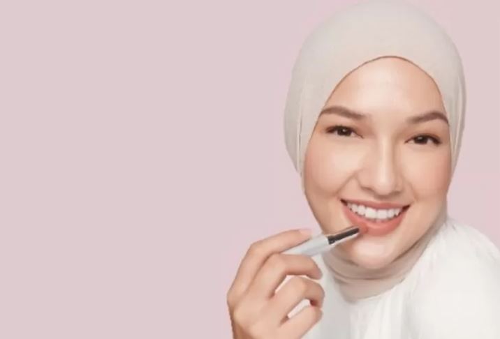 Ilustrasi lipstik nude Wardah untuk menutup bibir hitam.