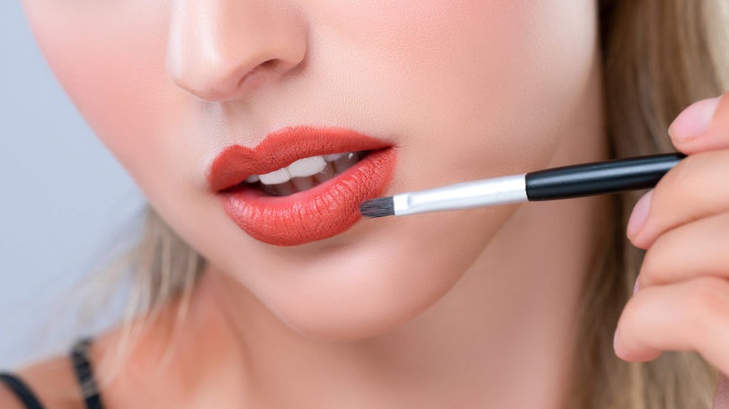Ilustrasi lipstik matte Wardah pekerja kantoran.