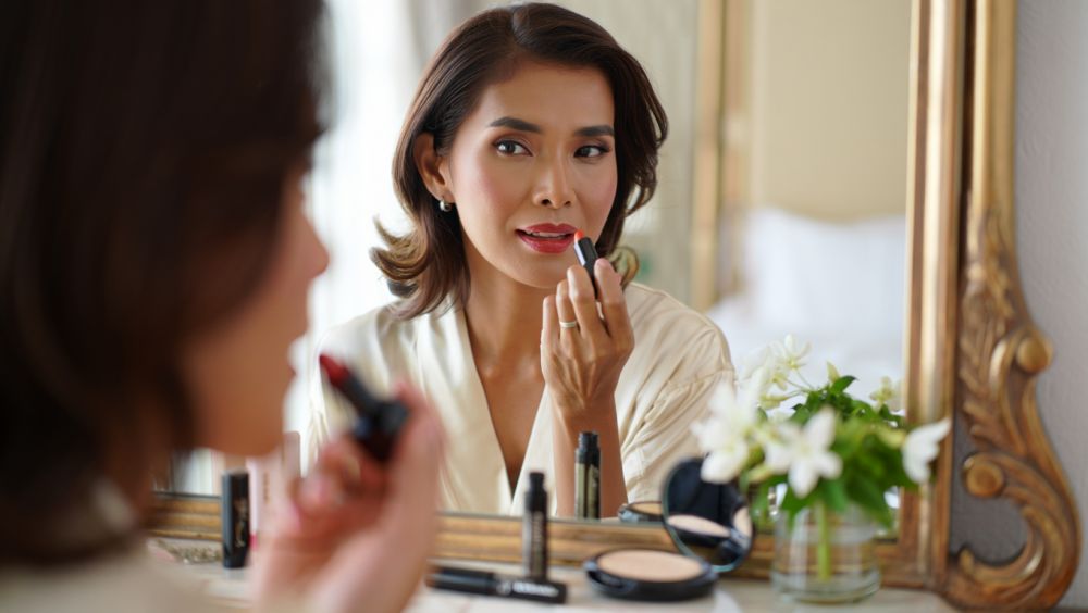 Ilustrasi lipstik glossy Wardah untuk wanita usia 40 tahun ke atas.