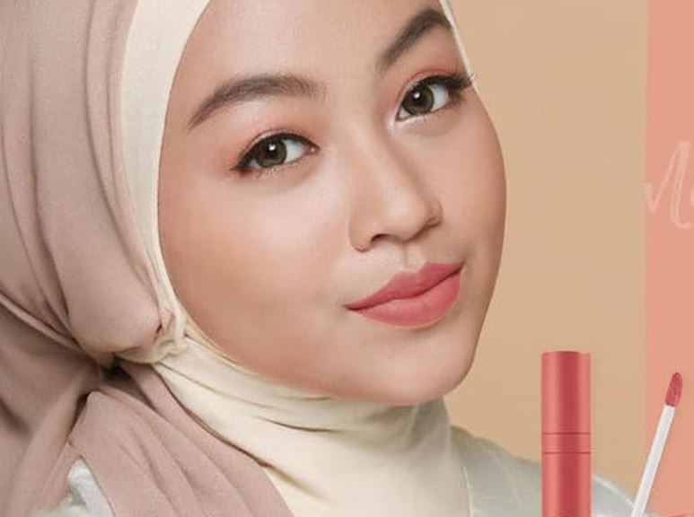 Ilustrasi lipstik Wardah nude kulit sawo matang.