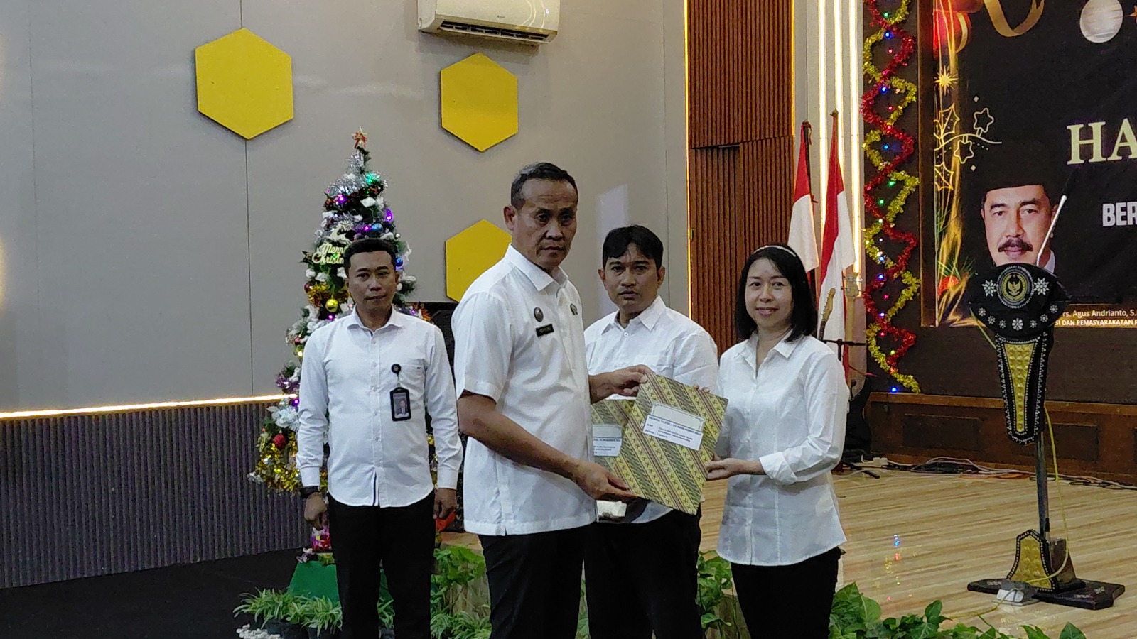 Narapidana Nasrani di Lapas Kelas I Madiun dan Lapas Pemuda Madiun menerima remisi khusus Hari Raya Natal, Kamis (25/12).