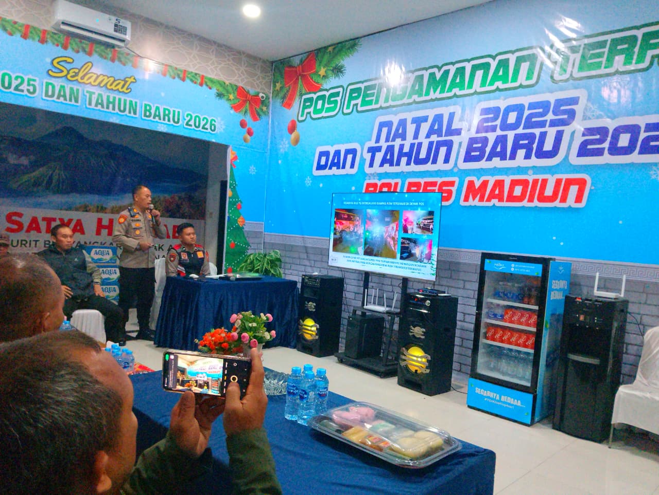 Aparat gabungan melakukan pengamanan dan pengaturan lalu lintas selama perayaan Natal dan Tahun Baru 2025 di Kabupaten Madiun. LODITYA FERNANDES/RADAR MADIUN