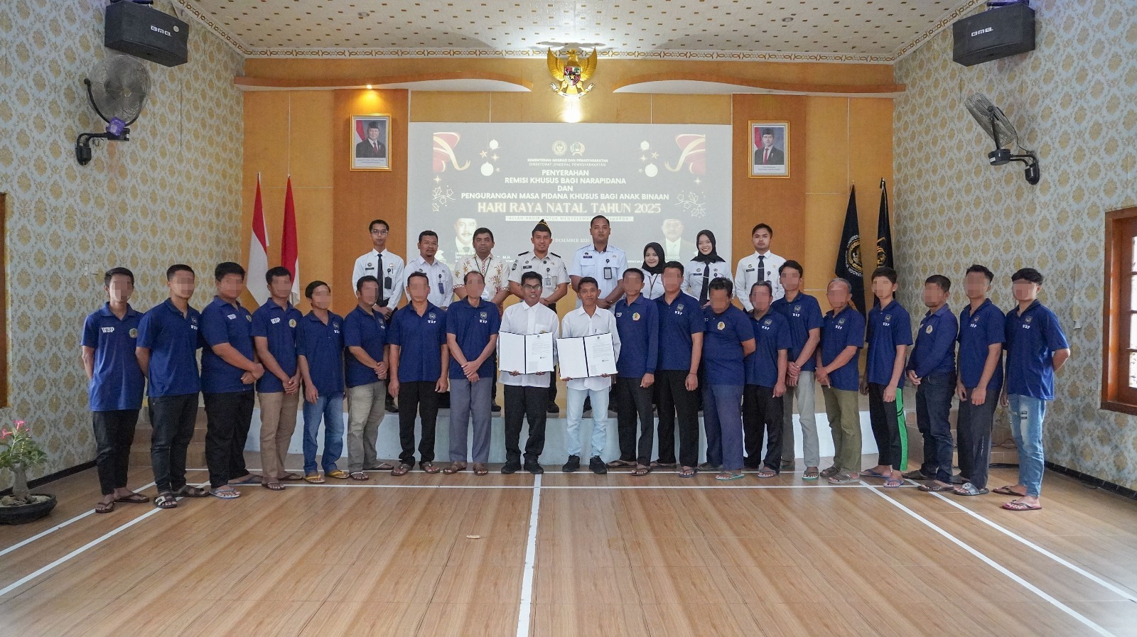 Rutan Kelas II B Magetan menyerahkan remisi khusus Natal kepada dua warga binaan pemasyarakatan yang memenuhi syarat. FOTO: ISTIMEWA