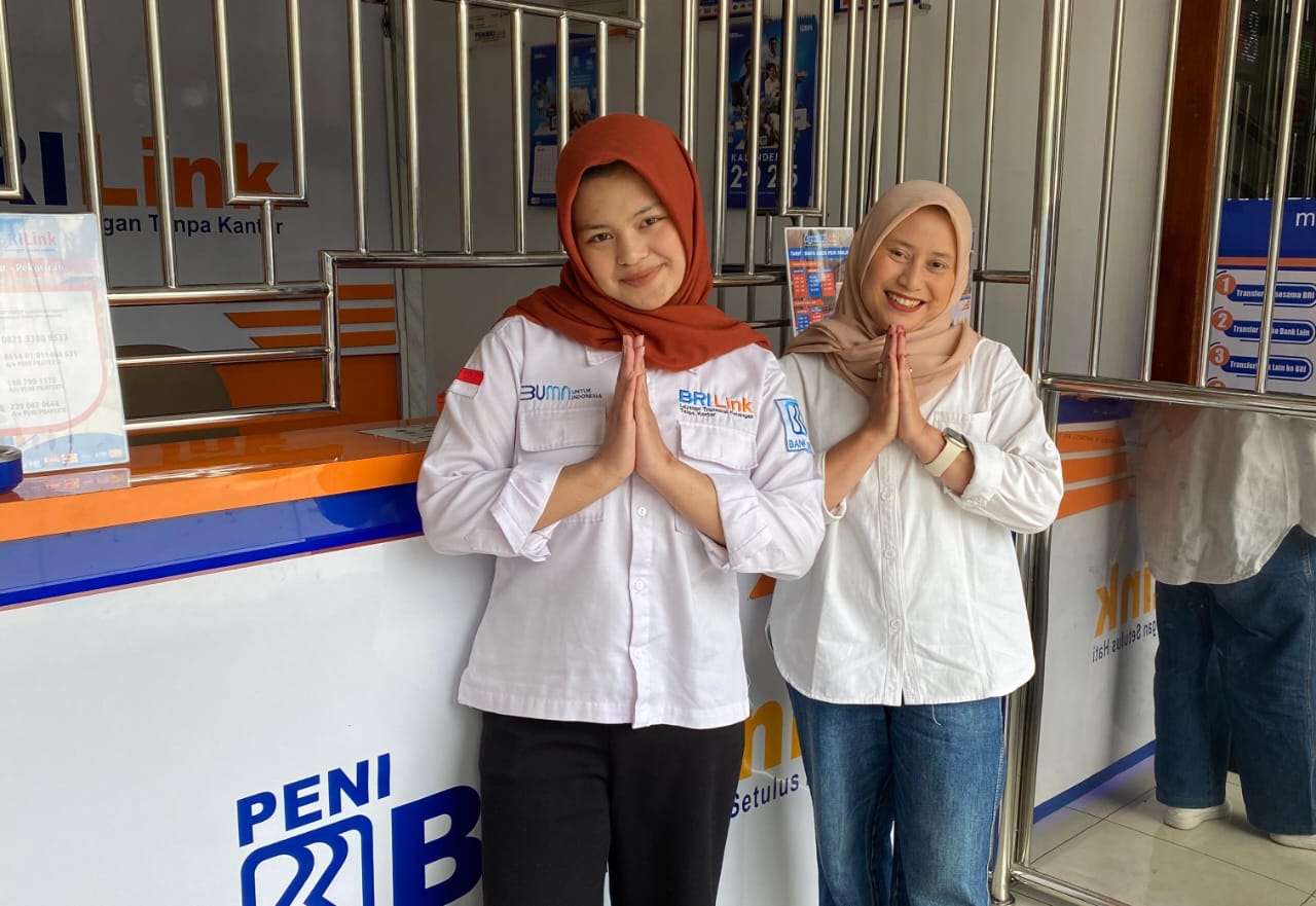 Peni Prayekti melayani transaksi warga di BRILink Agen Dusun Sidomulyo, Banjarnegara, yang kini menjadi pusat layanan keuangan masyarakat desa.