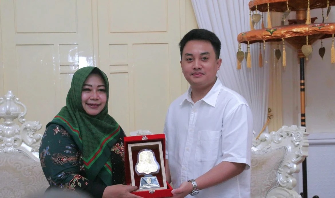 Plt Bupati Ponorogo Lisdyarita berdialog dengan Sinuhun PB XIV Gusti Purboyo saat kunjungan Keraton Surakarta di Pringgitan Ponorogo, Kamis (25/12). SUGENG DWI N/RADAR PONOROGO