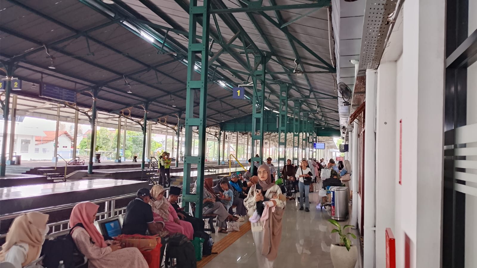 Aktivitas penumpang kereta api di salah satu stasiun wilayah Daop 7 Madiun meningkat signifikan selama masa angkutan Natal dan Tahun Baru 2025/2026.