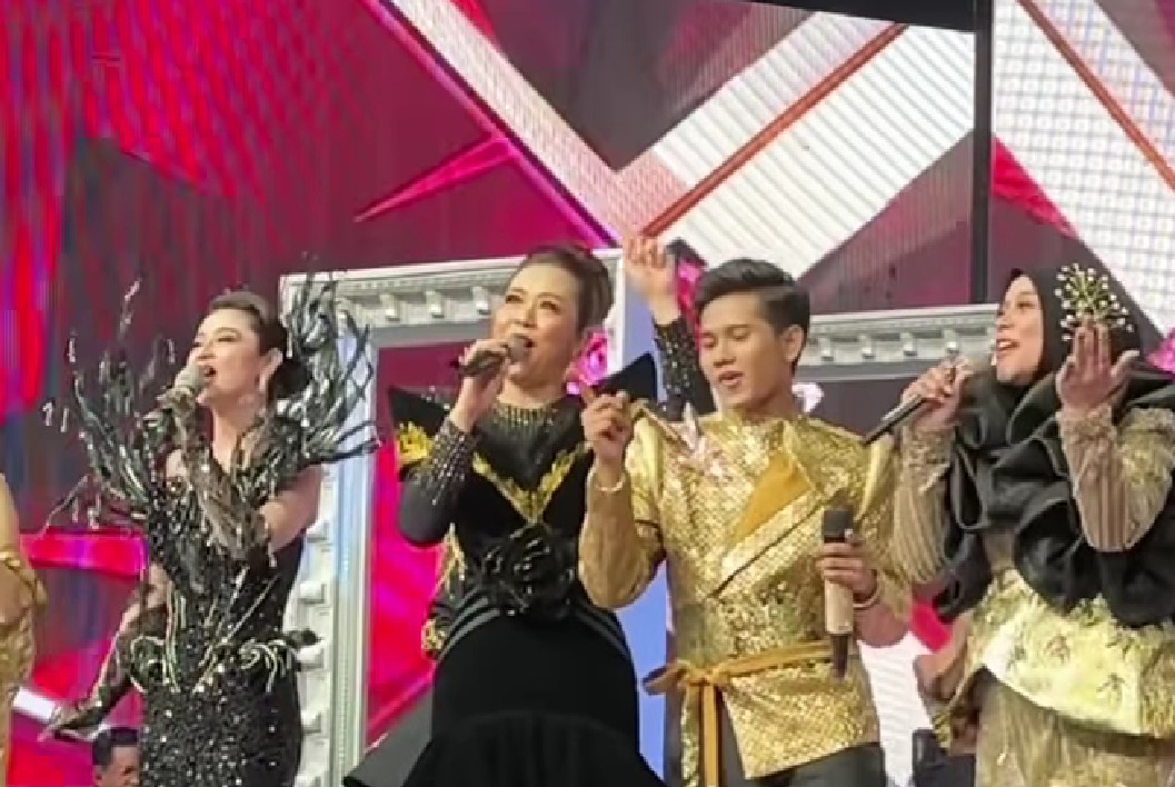 Aksi Valen Pamekasan yang bernyanyi bersama para juri di Grand Final Dangdut Academy 7, Jumat (26/12).